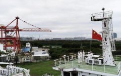 海事大学吴淞号教学船上五星红旗冉冉升起