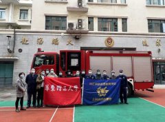 消防志愿者他们也会在学校为外籍人士开展消防宣传传递