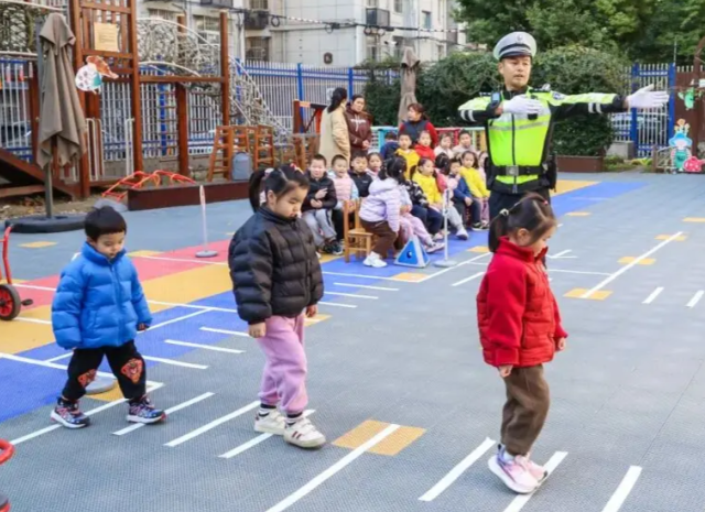 系好安全带使用安全座椅为了孩子的搭车安全请家长开车接送上下学时